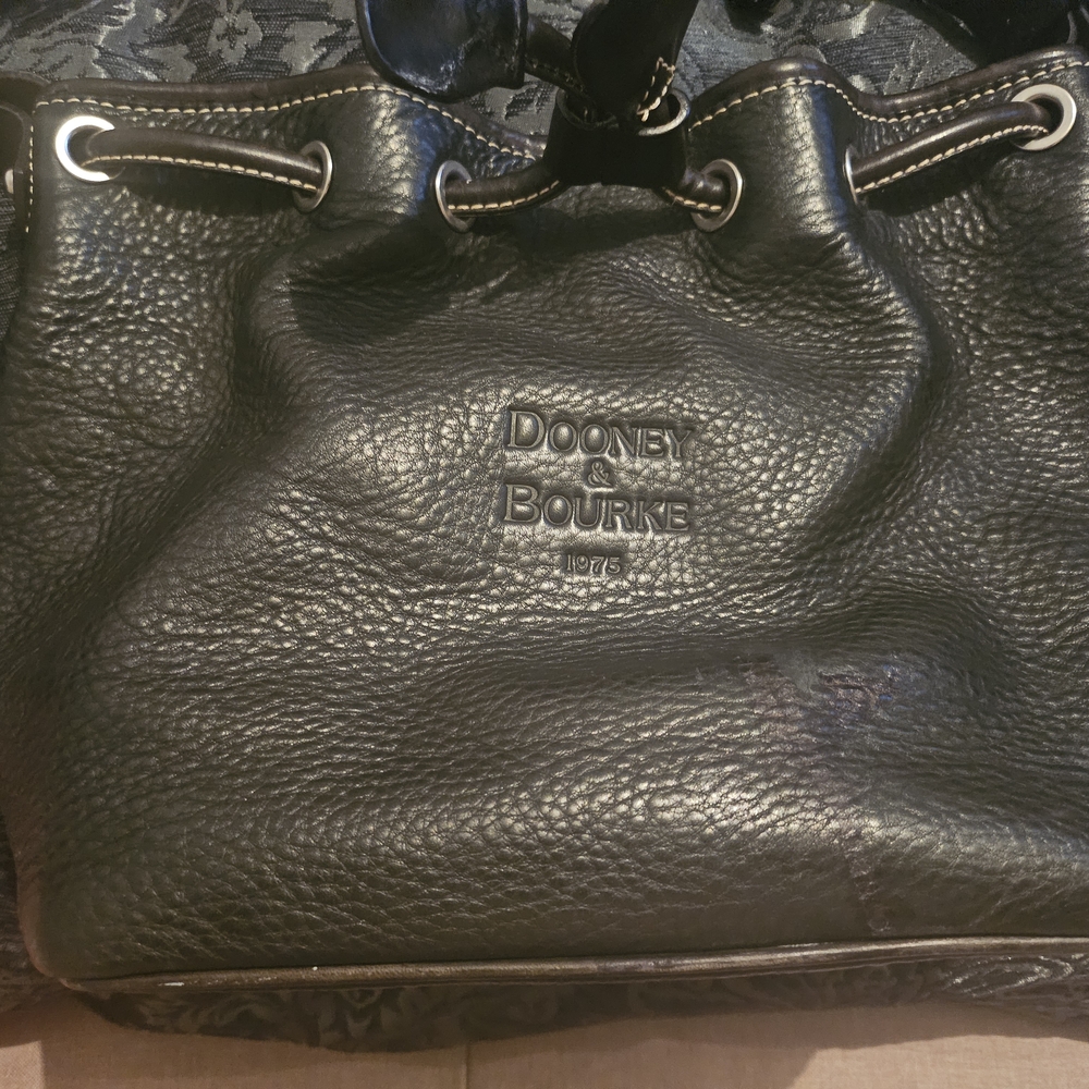 Dooney & Bourke Black Leather Shoulder Bag with Structured Design